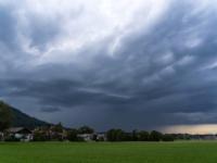 Gewitterfront nähert sich von Westen